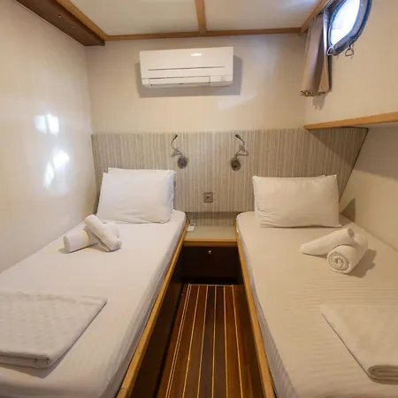 Life Is Life Πλωτό κατάλυμα *